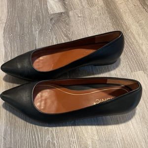 Black vionic flats